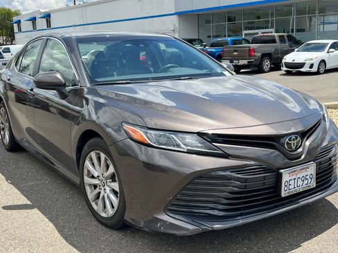 Used 2018 Toyota Camry LE FWD image 3