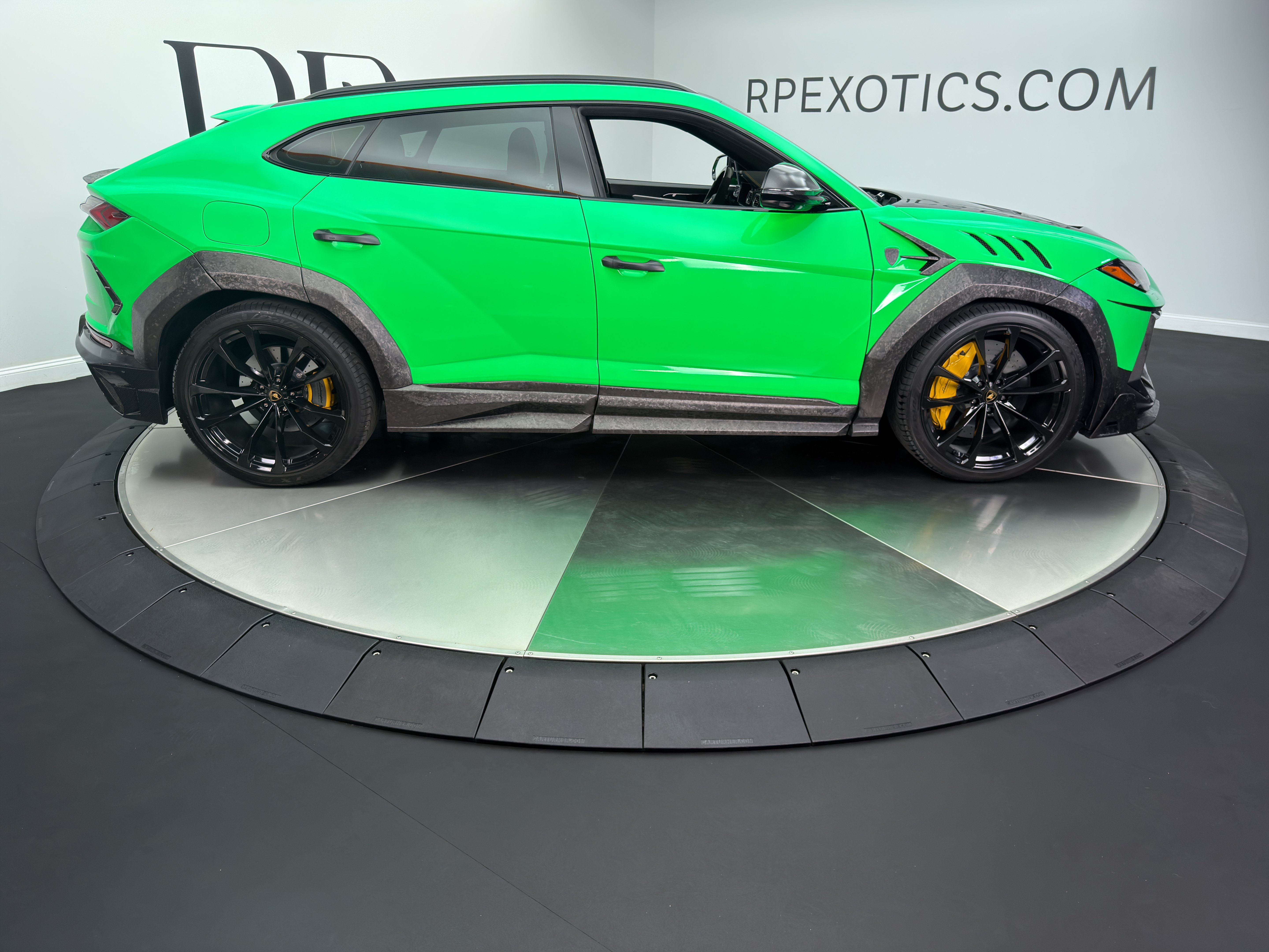 Used 2022 Lamborghini Urus AWD/4WD image 6