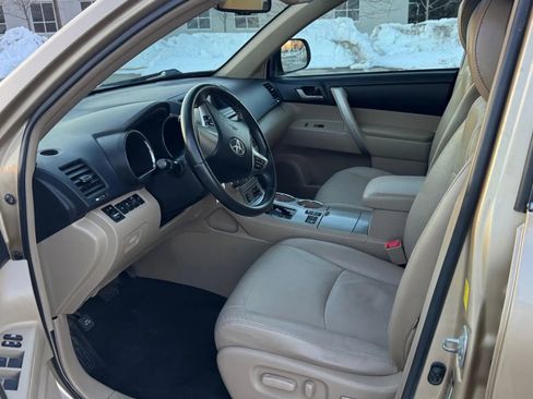 Used 2011 Toyota Highlander SE w/ Tow Pkg image 12