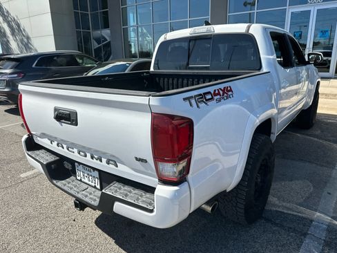 Used 2017 Toyota Tacoma TRD Sport image 5