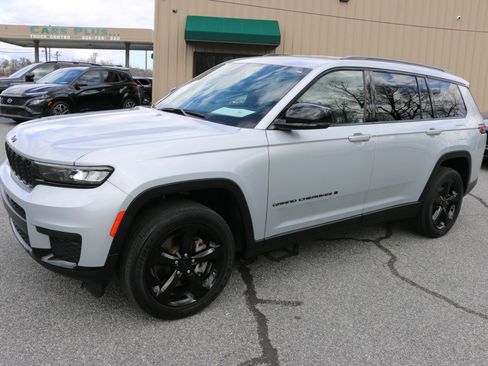 Used 2021 Jeep Grand Cherokee L Laredo image 1