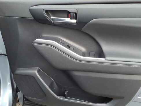 Certified 2023 Toyota Highlander XLE image 8