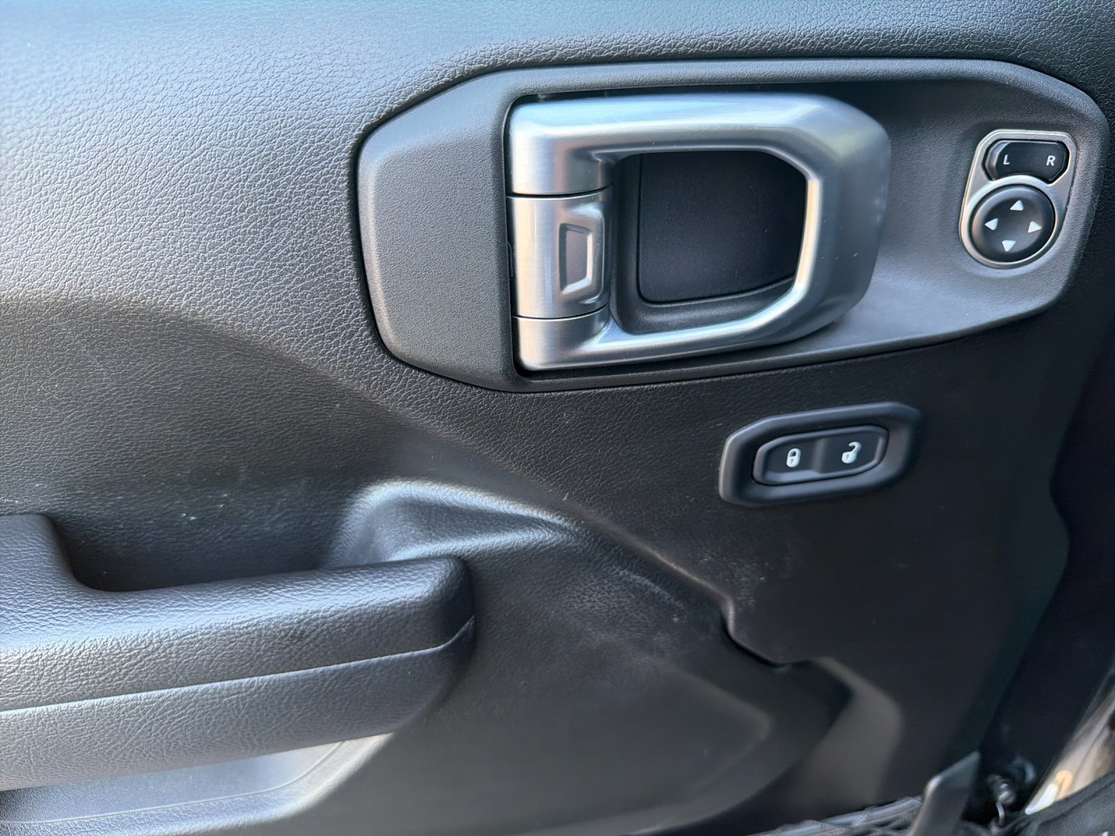 Used 2024 Jeep Wrangler Unlimited AWD/4WD image 11