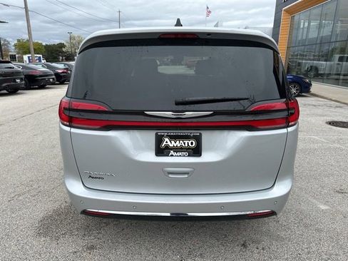 Used 2024 Chrysler Pacifica Touring-L FWD image 8
