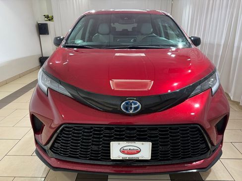 Certified 2025 Toyota Sienna XSE image 8