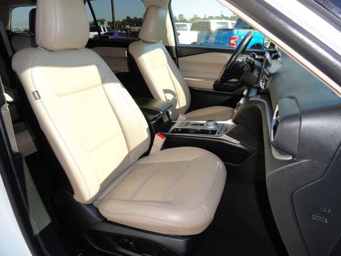 Used 2020 Ford Explorer XLT w/ Equipment Group 202A image 8