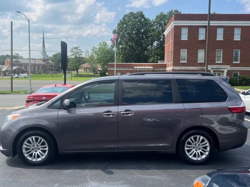 Used 2015 Toyota Sienna XLE FWD image 3