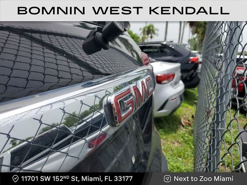 Used 2022 GMC Acadia SLT w/ Preferred Package image 6