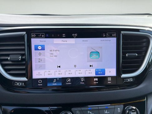Used 2025 Chrysler Pacifica Select FWD image 25