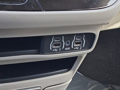 Certified 2024 Chrysler Pacifica Touring-L FWD image 23