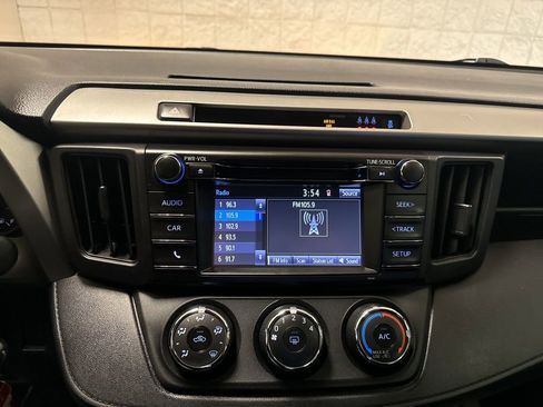 Used 2018 Toyota RAV4 LE image 12