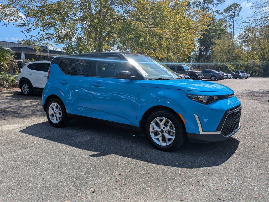 Used 2023 Kia Soul S FWD image 2