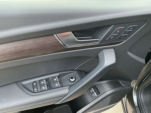 Used 2023 Audi Q5 e Premium Plus image 16