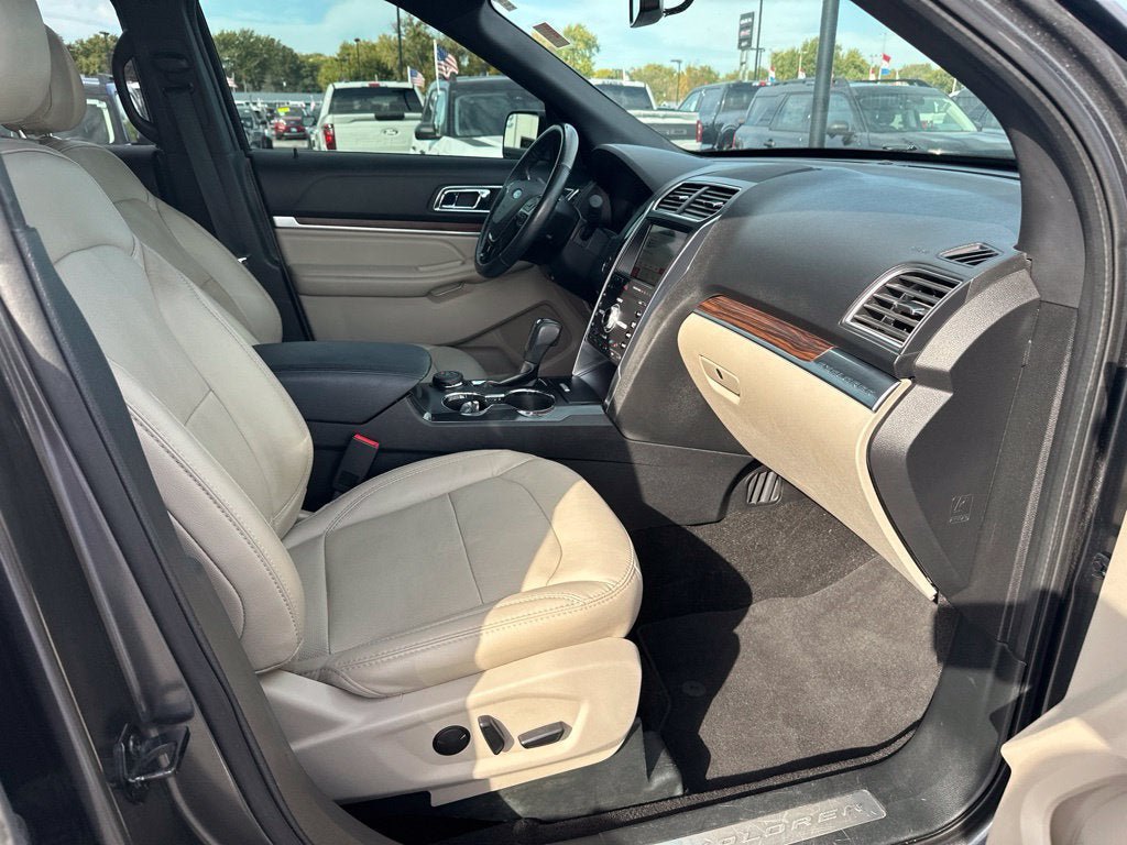 Used 2019 Ford Explorer Limited w/ Class III Trailer Tow Package AWD/4WD image 12
