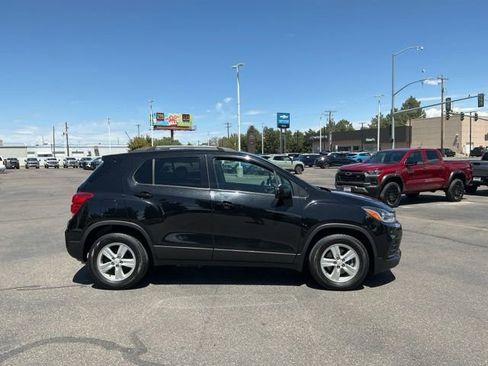 Used 2021 Chevrolet Trax LT FWD image 2