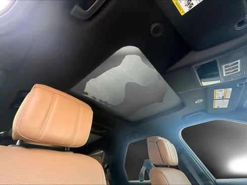 Certified 2025 Land Rover Discovery Dynamic SE image 17