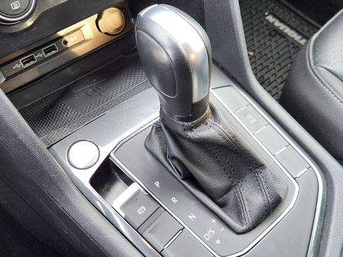 Used 2020 Volkswagen Tiguan SE image 12