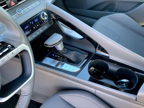 Used 2025 Hyundai Elantra SEL FWD image 16