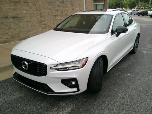 Used 2022 Volvo S60 B5 Momentum AWD/4WD image 2