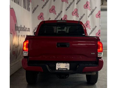 Used 2022 Toyota Tacoma SR5 w/ Technology Package image 11