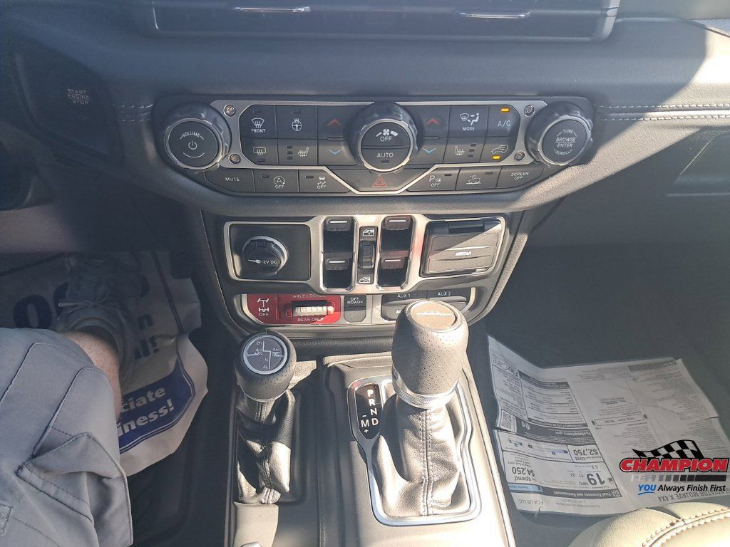Used 2025 Jeep Gladiator Mojave AWD/4WD image 31