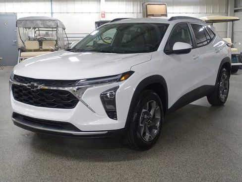 New 2026 Chevrolet Trax LT w/ LT Convenience Package FWD image 3