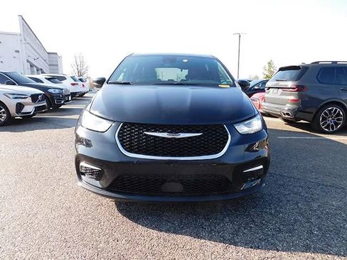 Used 2025 Chrysler Pacifica Select FWD image 3