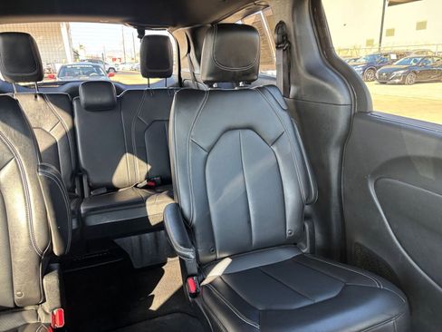 Used 2025 Chrysler Pacifica Select image 40