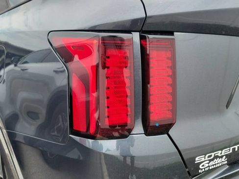 Used 2023 Kia Sorento S w/ Panoramic Sunroof Package FWD image 7