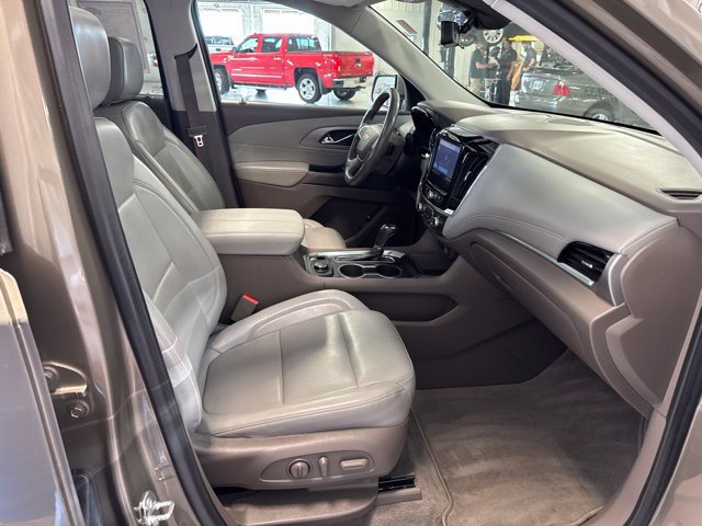 Used 2020 Chevrolet Traverse LT w/ LT Premium Package FWD image 17