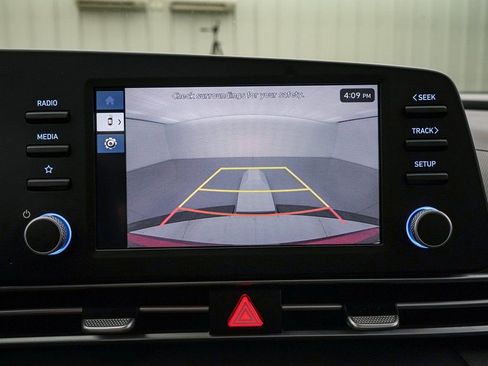 Used 2025 Hyundai Elantra SE image 16