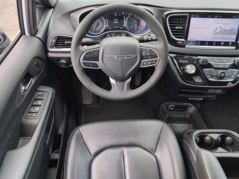 Used 2025 Chrysler Pacifica Select image 13