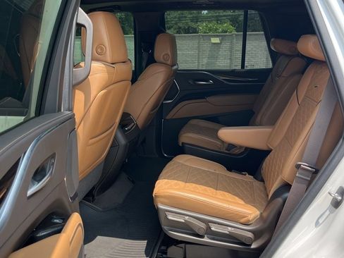 Used 2022 Cadillac Escalade Premium Luxury AWD/4WD image 11