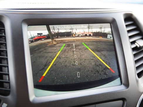 Used 2019 Jeep Cherokee Trailhawk image 18