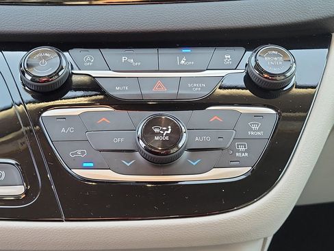 Used 2024 Chrysler Pacifica Touring-L image 15