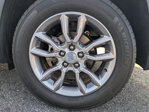 Used 2022 GMC Terrain SLT w/ Infotainment Package II AWD/4WD image 11