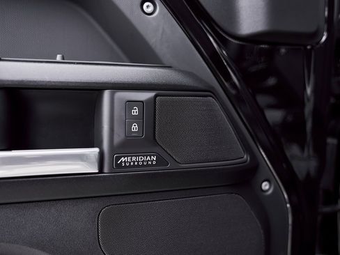 Used 2025 Land Rover Defender 110 V8 image 37