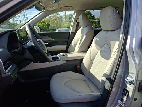 Certified 2025 Toyota Grand Highlander XLE image 14