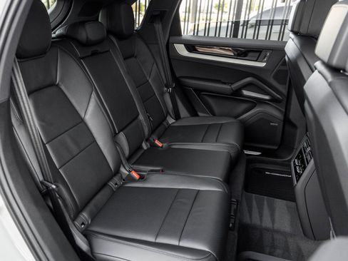 Certified 2026 Porsche Cayenne AWD/4WD image 39