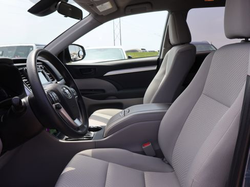 Used 2019 Toyota Highlander LE FWD image 22