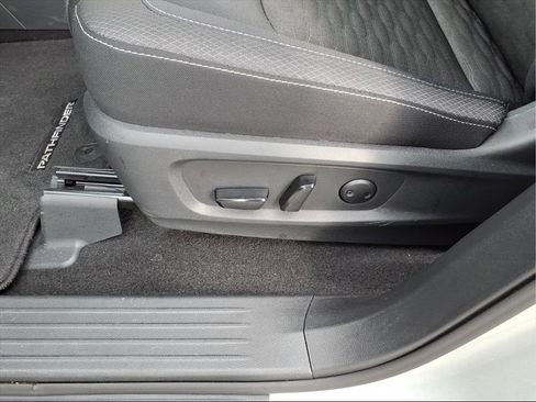 Used 2025 Nissan Pathfinder SV image 8