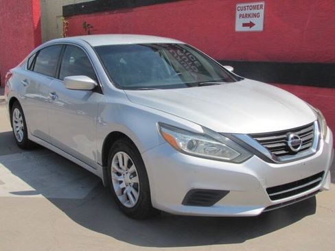 Used 2017 Nissan Altima 2.5 S w/ Power Driver Seat Package FWD image 5