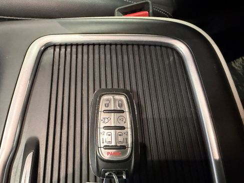 Used 2024 Chrysler Pacifica Touring-L FWD image 36