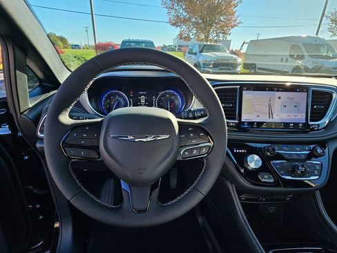 New 2026 Chrysler Pacifica Limited w/ Uconnect Theater Family Group image 15