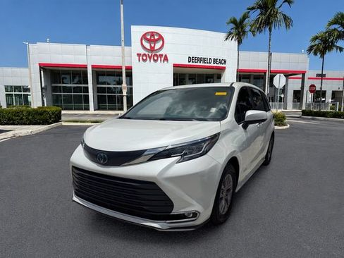 Used 2023 Toyota Sienna XLE FWD image 3