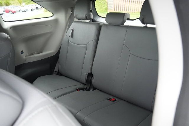 Used 2024 Toyota Sienna XLE FWD image 17
