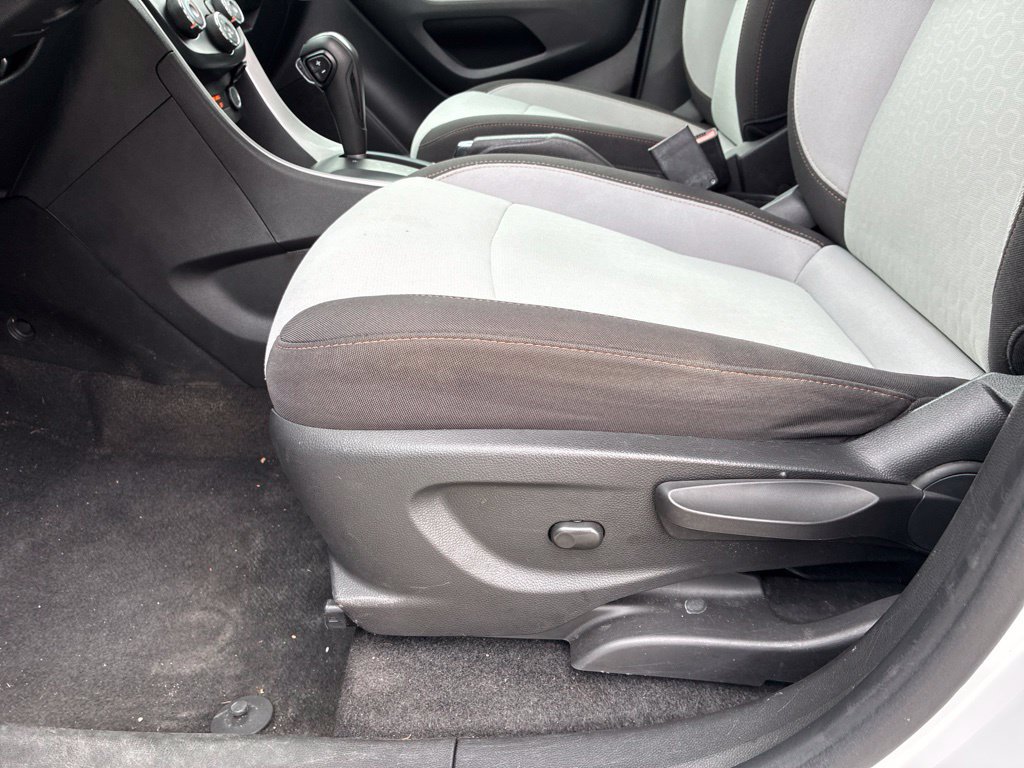 Used 2022 Chevrolet Trax LS w/ Tint and Cruise Package FWD image 32