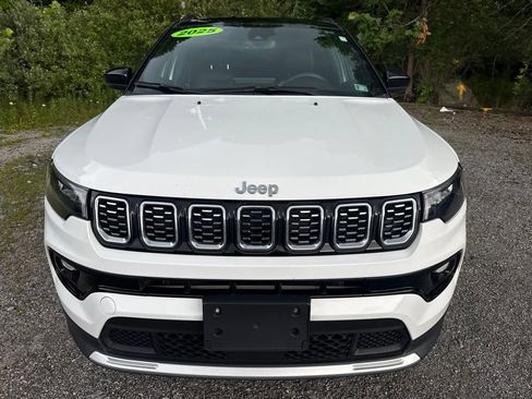 Used 2025 Jeep Compass Limited AWD/4WD image 2
