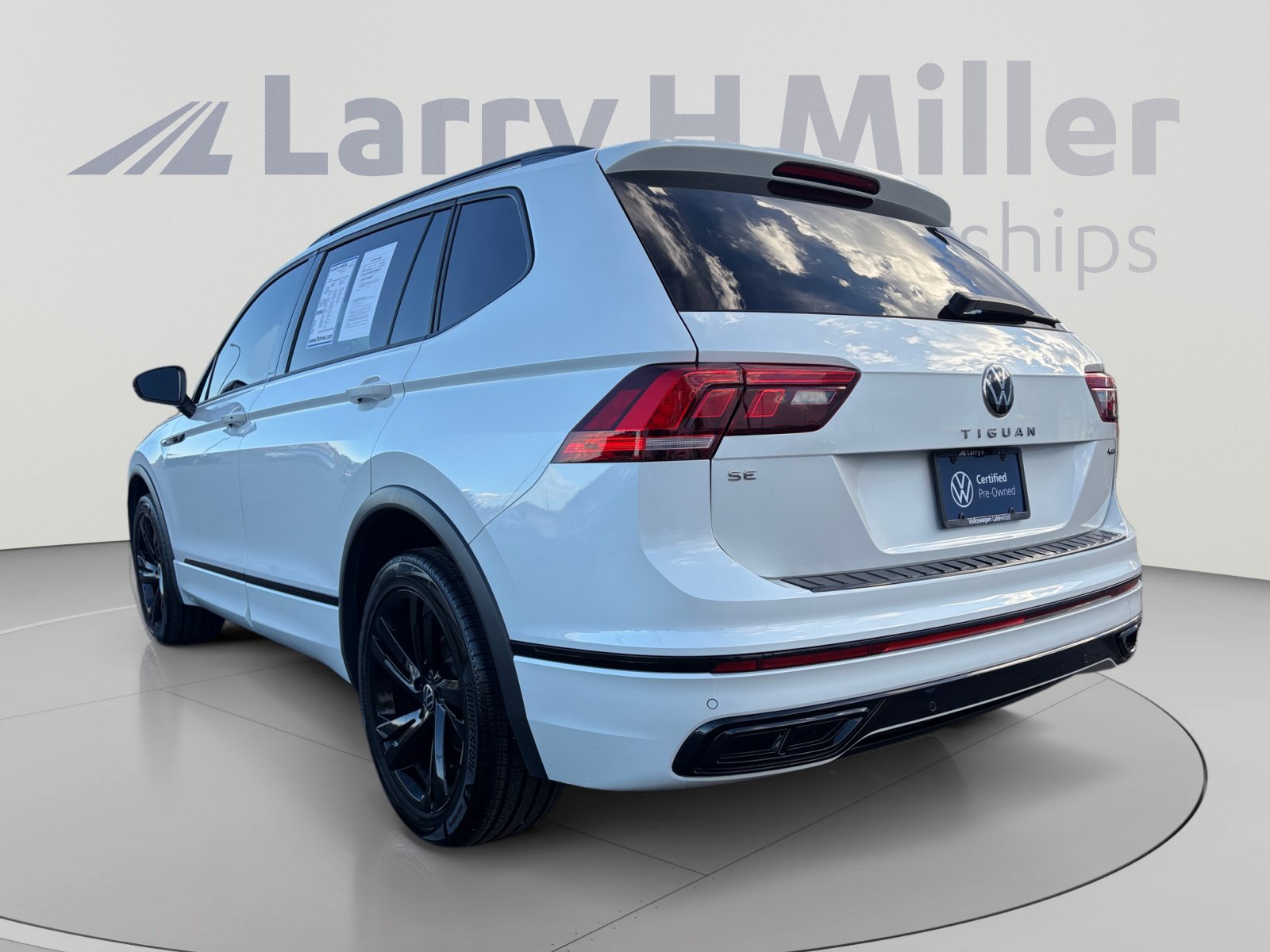Used 2023 Volkswagen Tiguan SE R-Line AWD/4WD image 3
