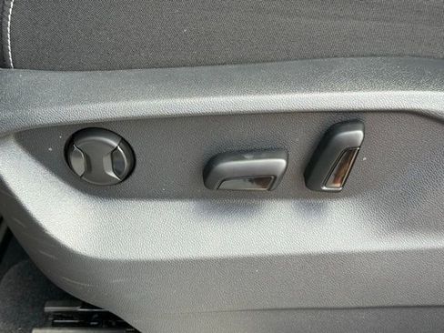 Used 2025 Volkswagen Atlas Cross Sport SE w/ Panoramic Sunroof Package image 25